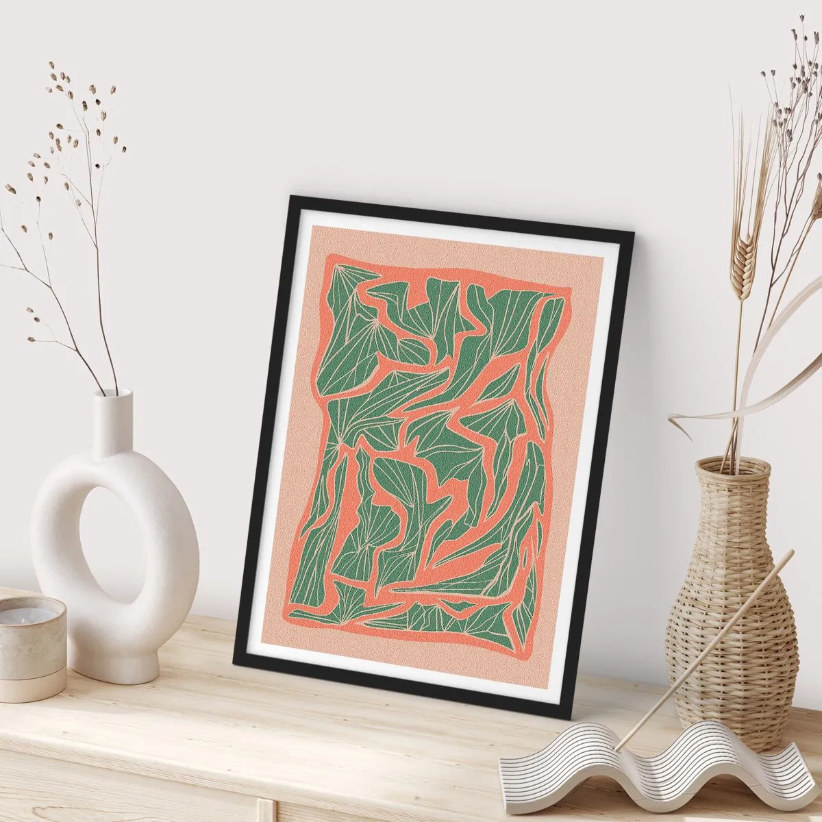 Plagát v čiernom ráme - Abstraktný listový vzor v odtieňoch zelenej a terakoty - 50x70cm - Súboj koralov a zelene - Moderná nástenná dekorácia do obývacej izby a spálne ARTTOR