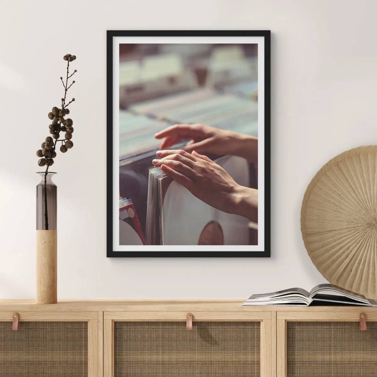 Plagát v čiernom ráme - Ruky prezerajú vinylové platne v hudobnom obchode - 50x70cm - Hľadanie emócií - Moderná nástenná dekorácia do obývacej izby a spálne ARTTOR