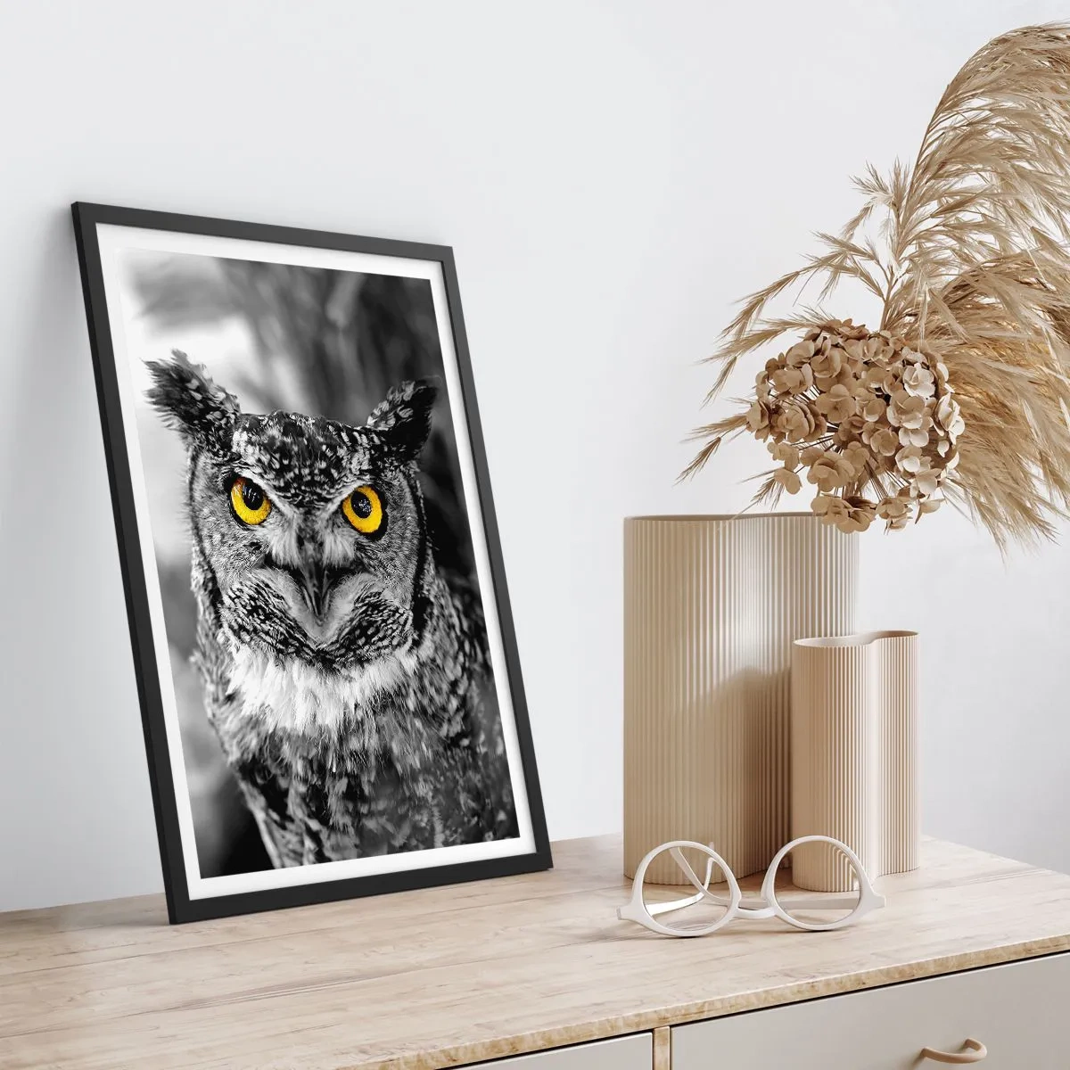 Plagát v čiernom ráme - Sova so žltými očami na čiernobielom pozadí - 50x70cm - Nič sa neschová - Moderná nástenná dekorácia do obývacej izby a spálne ARTTOR