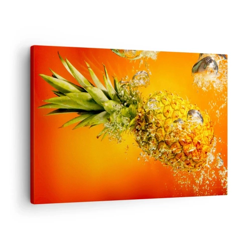 Obraz na plátne - Ananás ponorený vo vode na oranžovom gradientnom pozadí. - 70x50cm - Tropická šťavnatá sviežosť - Moderná nástenná dekorácia do obývacej izby a spálne ARTTOR