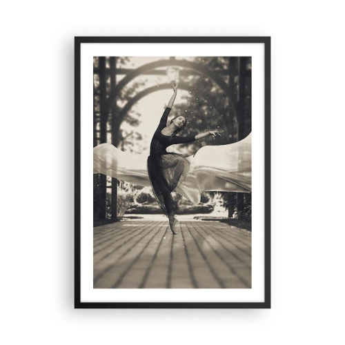 Plagát v čiernom ráme - Tanečník v éterickom pohybe v záhradnom prostredí - 50x70cm - Tanec ducha záhrady - Moderná nástenná dekorácia do obývacej izby a spálne ARTTOR