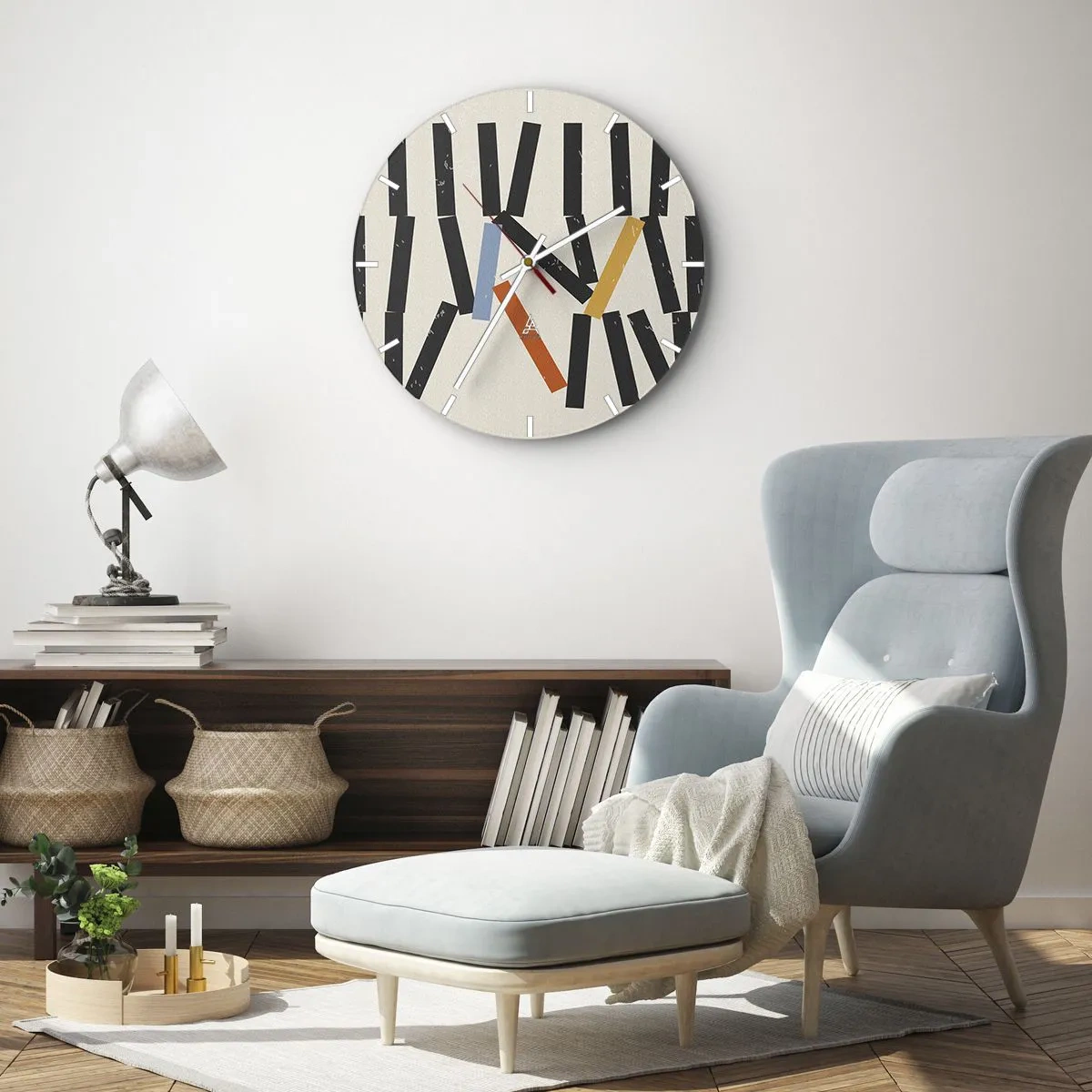 Nástenné hodiny - Farebné a čierne domino kocky na svetlom pozadí v grafickom rozložení - 30x30cm - Domino – kompozícia - Moderná nástenná dekorácia do obývacej izby, kuchyne a spálne ARTTOR