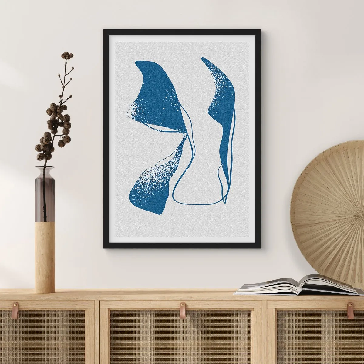 Plagát v čiernom ráme - Abstraktné tvary v odtieňoch modrej na svetlom pozadí - 50x70cm - Okrídlená abstrakcia - Moderná nástenná dekorácia do obývacej izby a spálne ARTTOR