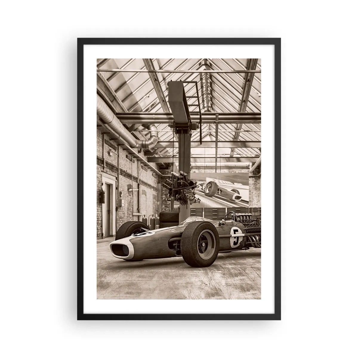 Plagát v čiernom ráme - Ikonické pretekárske auto v industriálnom interiéri - 50x70cm - Odpočinok víťaza - Moderná nástenná dekorácia do obývacej izby a spálne ARTTOR