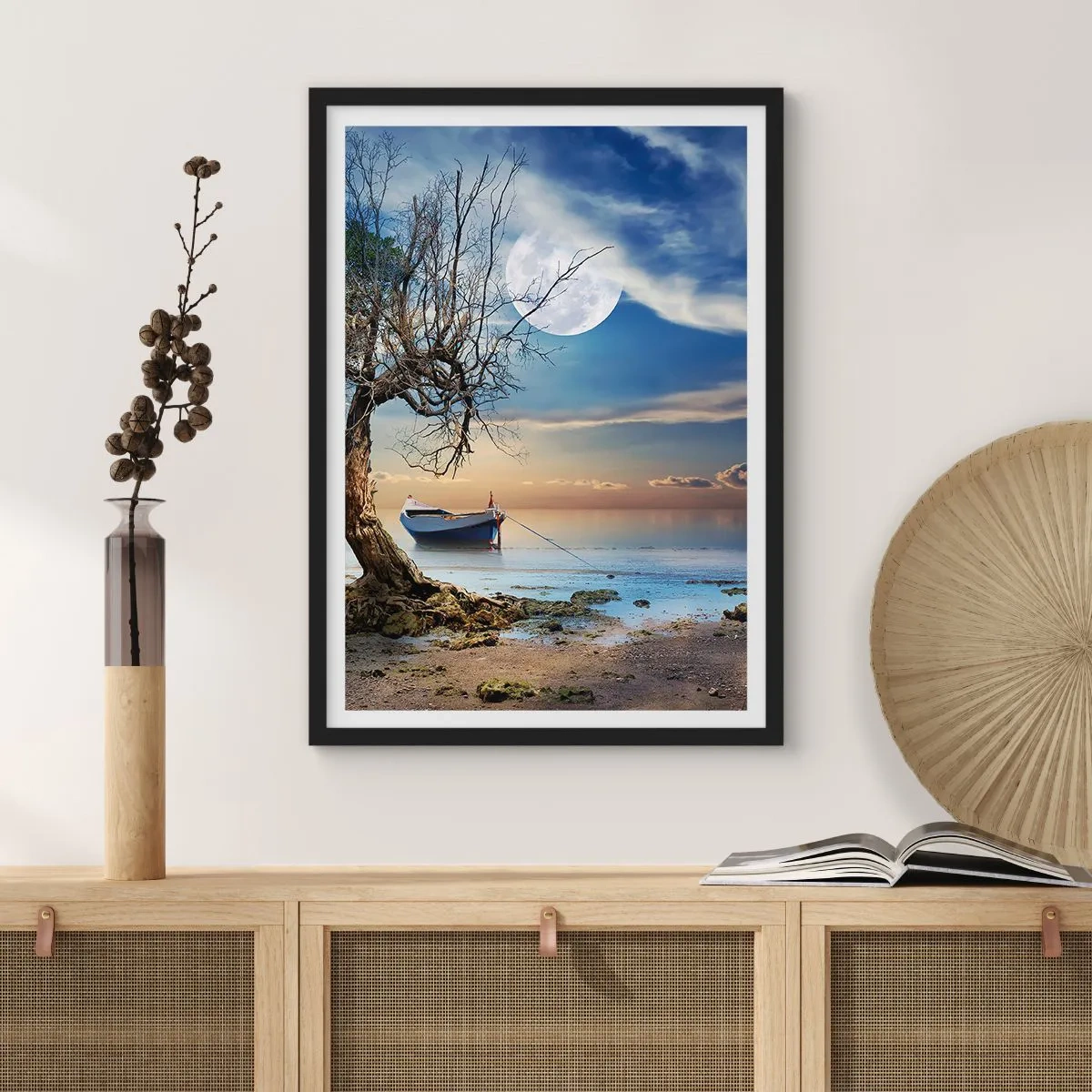 Plagát v čiernom ráme - Krajina s loďou, stromom a mesiacom na pozadí pokojnej vody - 50x70cm - Je to koniec alebo začiatok? - Moderná nástenná dekorácia do obývacej izby a spálne ARTTOR