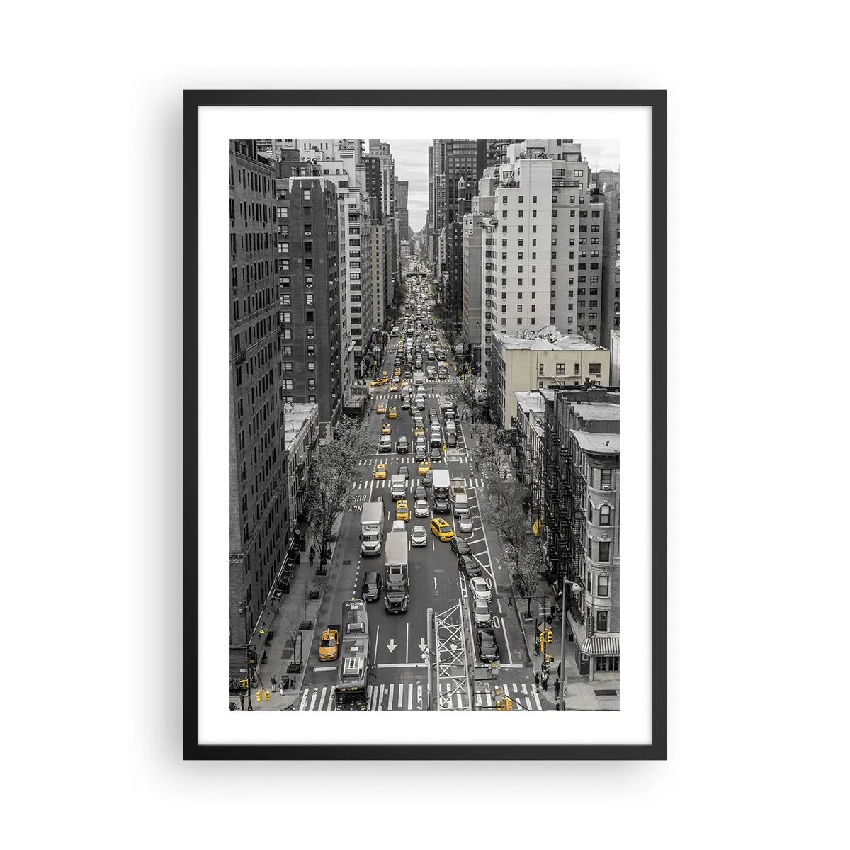 Plagát v čiernom ráme - Ulica New Yorku v čiernobielej farbe so žltými taxíkmi - 50x70cm - Život New Yorku - Moderná nástenná dekorácia do obývacej izby a spálne ARTTOR