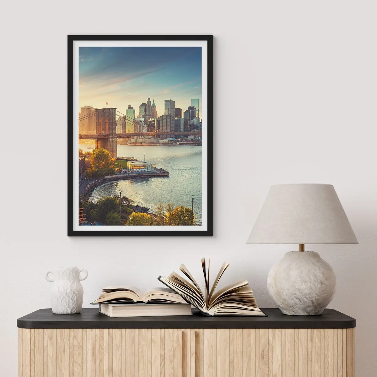 Plagát v čiernom ráme - Brooklynský most a panoráma Manhattanu za súmraku - 50x70cm - Svitanie veľkomesta - Moderná nástenná dekorácia do obývacej izby a spálne ARTTOR
