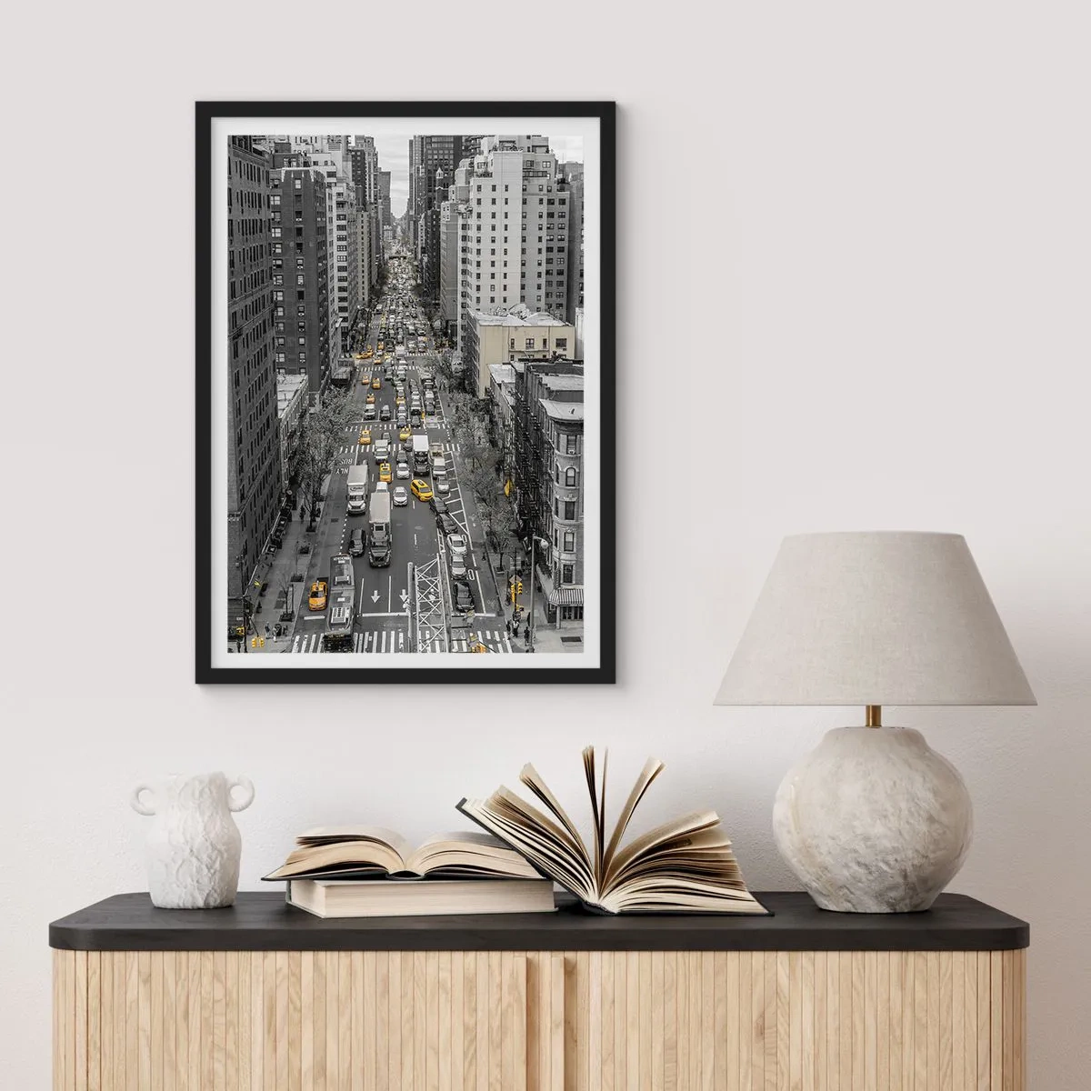 Plagát v čiernom ráme - Ulica New Yorku v čiernobielej farbe so žltými taxíkmi - 50x70cm - Život New Yorku - Moderná nástenná dekorácia do obývacej izby a spálne ARTTOR