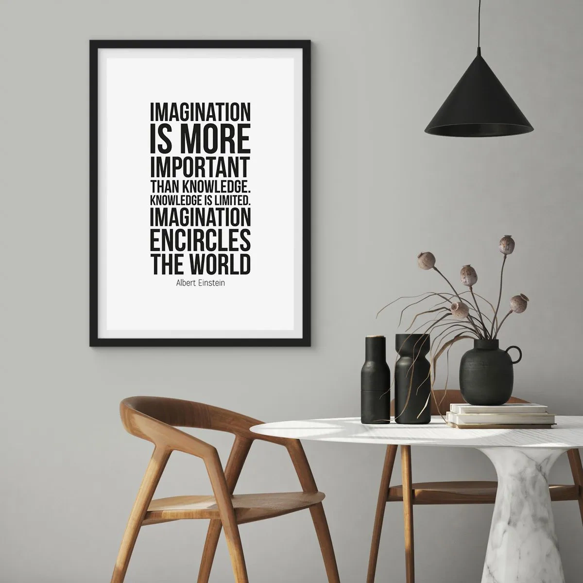 Plagát v čiernom ráme - Citát o predstavivosti na bielom pozadí - 50x70cm - Einstein o sile predstavivosti - Moderná nástenná dekorácia do obývacej izby a spálne ARTTOR