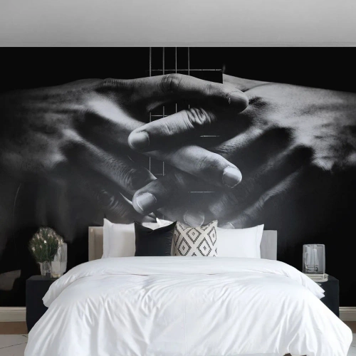 Fototapeta Standard Eco - Ruky zovreté na krku gitary v čiernobielej farbe - 100x70cm - Umelcova modlitba - Moderná nástenná dekorácia do obývacej izby a spálne ARTTOR