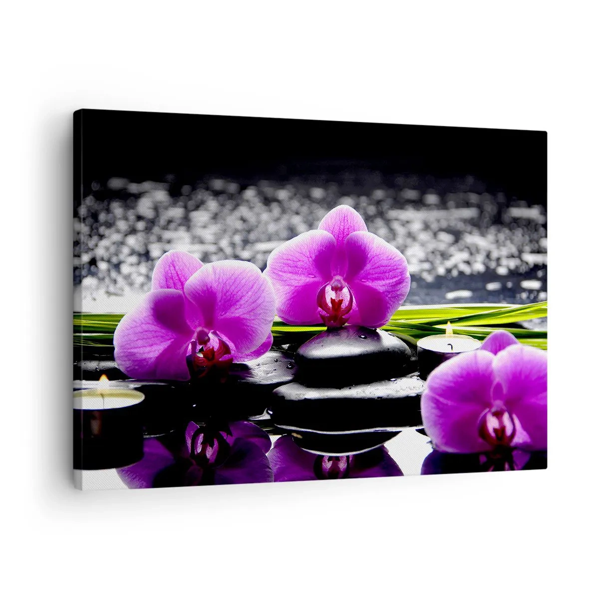 Obraz na plátne - Fialové orchidey na pozadí kameňov a sviečok v relaxačnom prostredí - 70x50cm - Utopiť v tichu a pokoji - Moderná nástenná dekorácia do obývacej izby a spálne ARTTOR