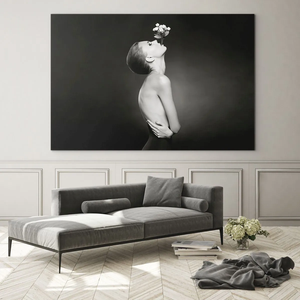 Obraz na skle - Žena s kvetom v ústach na čiernobielom portréte - 70x50cm - Excentrická elegancia - Moderná nástenná dekorácia do obývacej izby a spálne ARTTOR