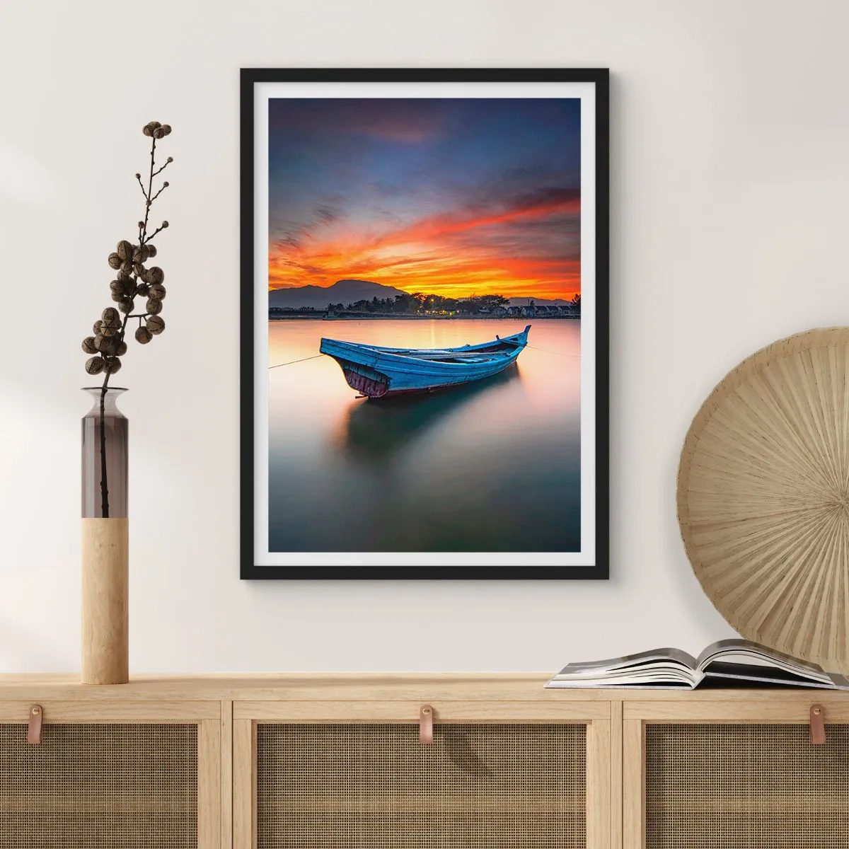 Plagát v čiernom ráme - Osamelá loď na vode pri západe slnka - 50x70cm - Blíži sa dobrá noc - Moderná nástenná dekorácia do obývacej izby a spálne ARTTOR