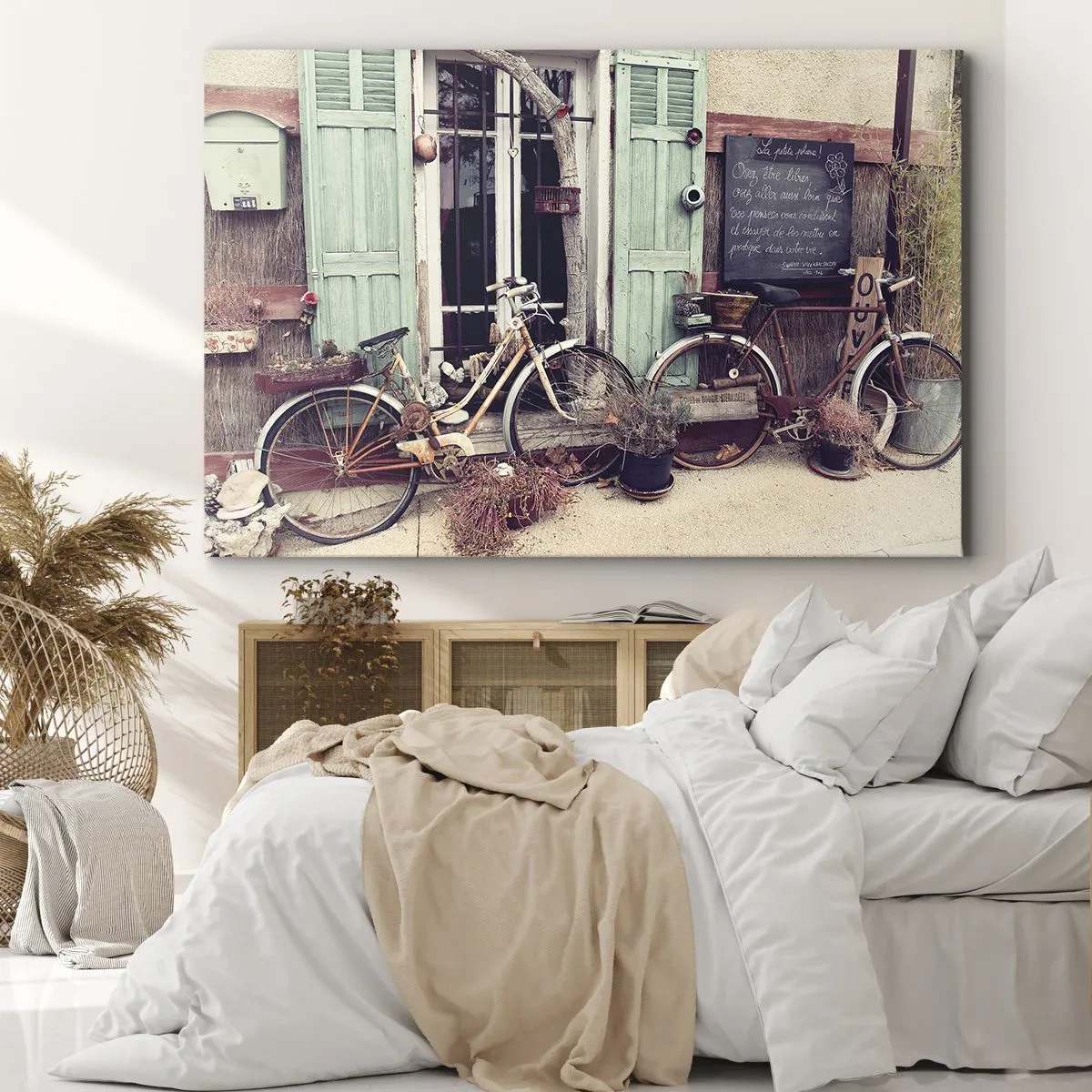 Obraz na plátne - Staré bicykle pred drevenými dverami s pastelovými okenicami - 70x50cm - Nech žije provincia - Moderná nástenná dekorácia do obývacej izby a spálne ARTTOR
