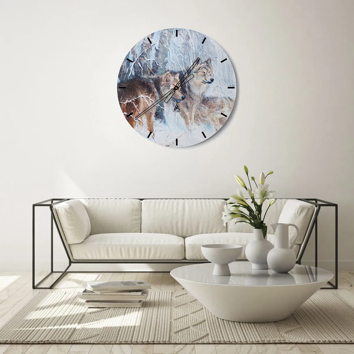 Nástenné hodiny - Vlk v zimnej krajine, obklopený zasneženými stromami - 30x30cm - Pozor! Prichádza… - Moderná nástenná dekorácia do obývacej izby, kuchyne a spálne ARTTOR