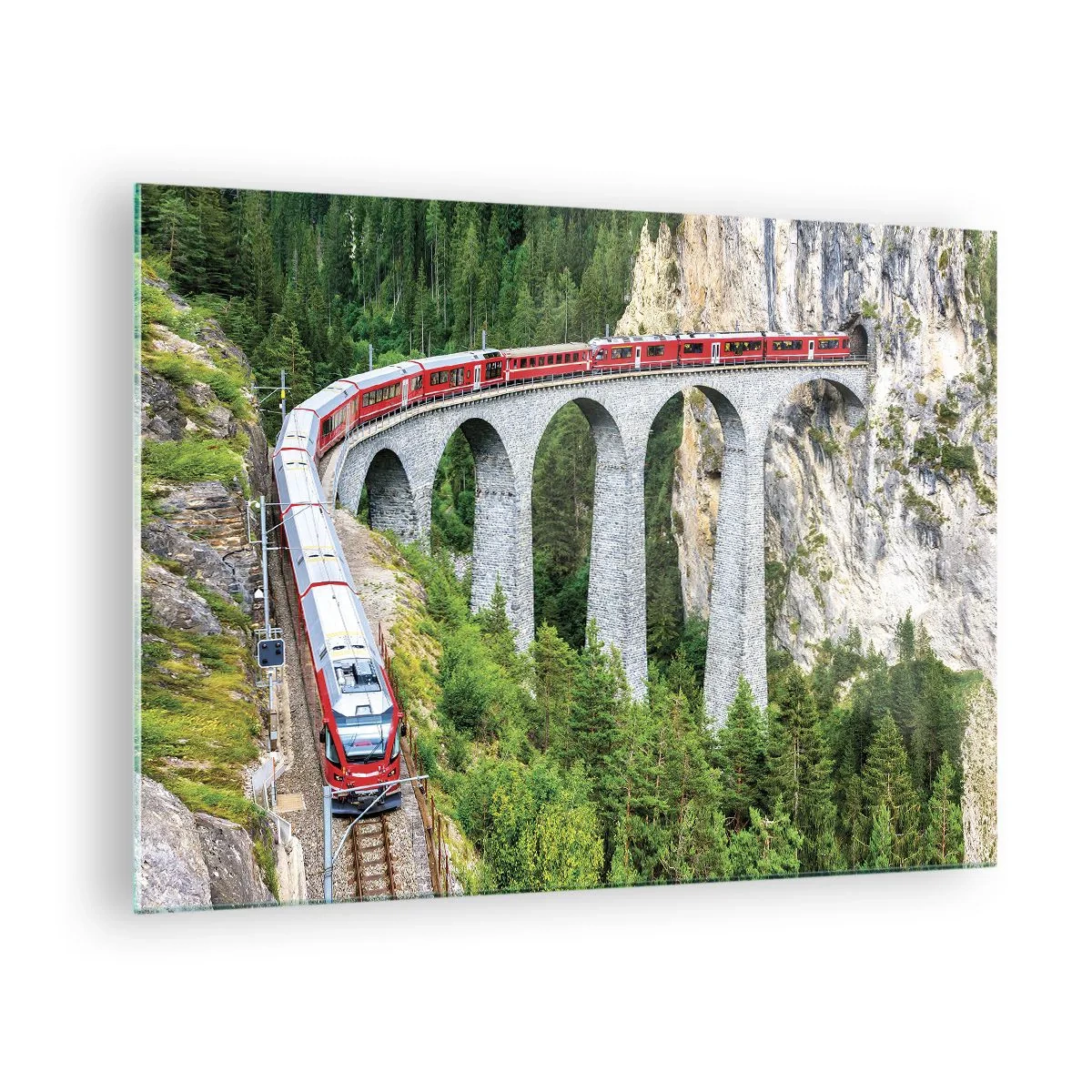 Obraz na skle - Vlak s horským mostom v pozadí uprostred zelenej krajiny - 70x50cm - Horský výhľad priamo z vlaku - Moderná nástenná dekorácia do obývacej izby a spálne ARTTOR