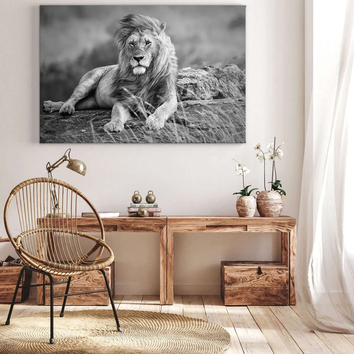 Obraz na plátne - Lev odpočívajúci na skale v monochromatickom štýle - 70x50cm - Kráľovská siesta - Moderná nástenná dekorácia do obývacej izby a spálne ARTTOR