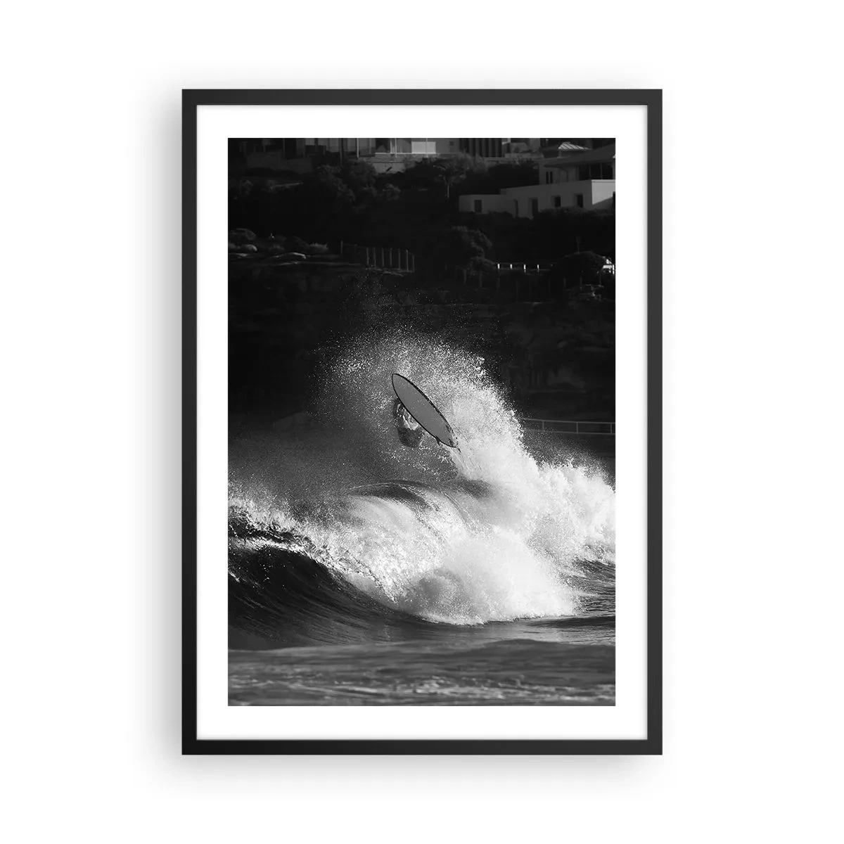 Plagát v čiernom ráme - Čiernobiely surfer v akcii na rozbúrených vlnách - 50x70cm - Výzva prijatá! - Moderná nástenná dekorácia do obývacej izby a spálne ARTTOR