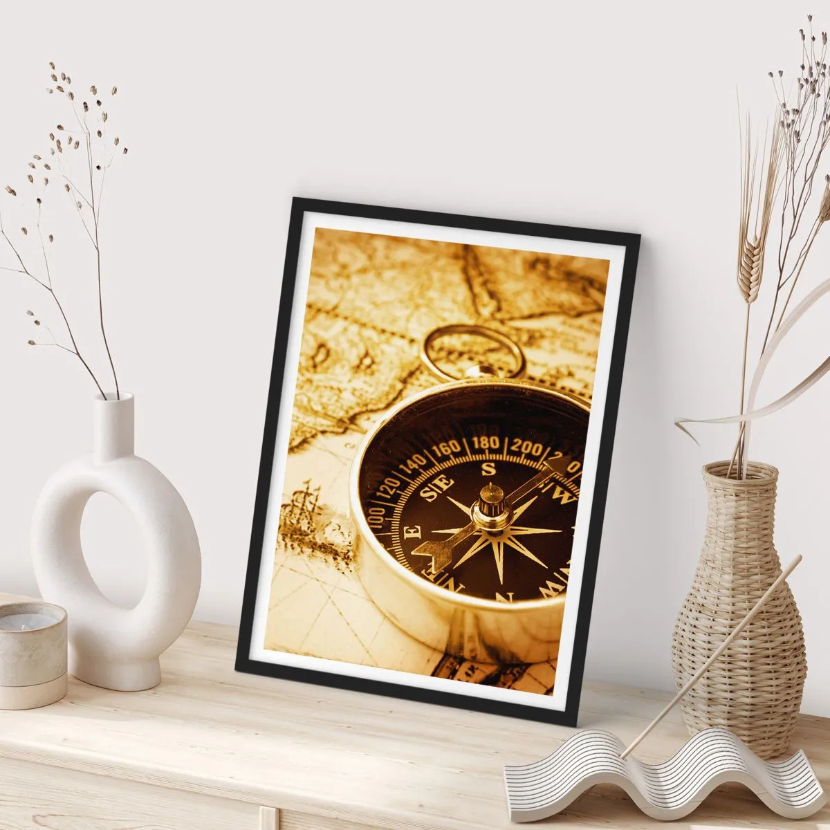 Plagát v čiernom ráme - Kompas na sépiovo zafarbenom pozadí mapy - 50x70cm - Na východ alebo na západ? - Moderná nástenná dekorácia do obývacej izby a spálne ARTTOR