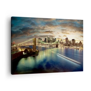 Obraz na plátne - Osvetlený most s mestom v pozadí, so svetlami odrážajúcimi sa vo vode. - 70x50cm - Žiarivý večer nad Manhattanom - Moderná nástenná dekorácia do obývacej izby a spálne ARTTOR