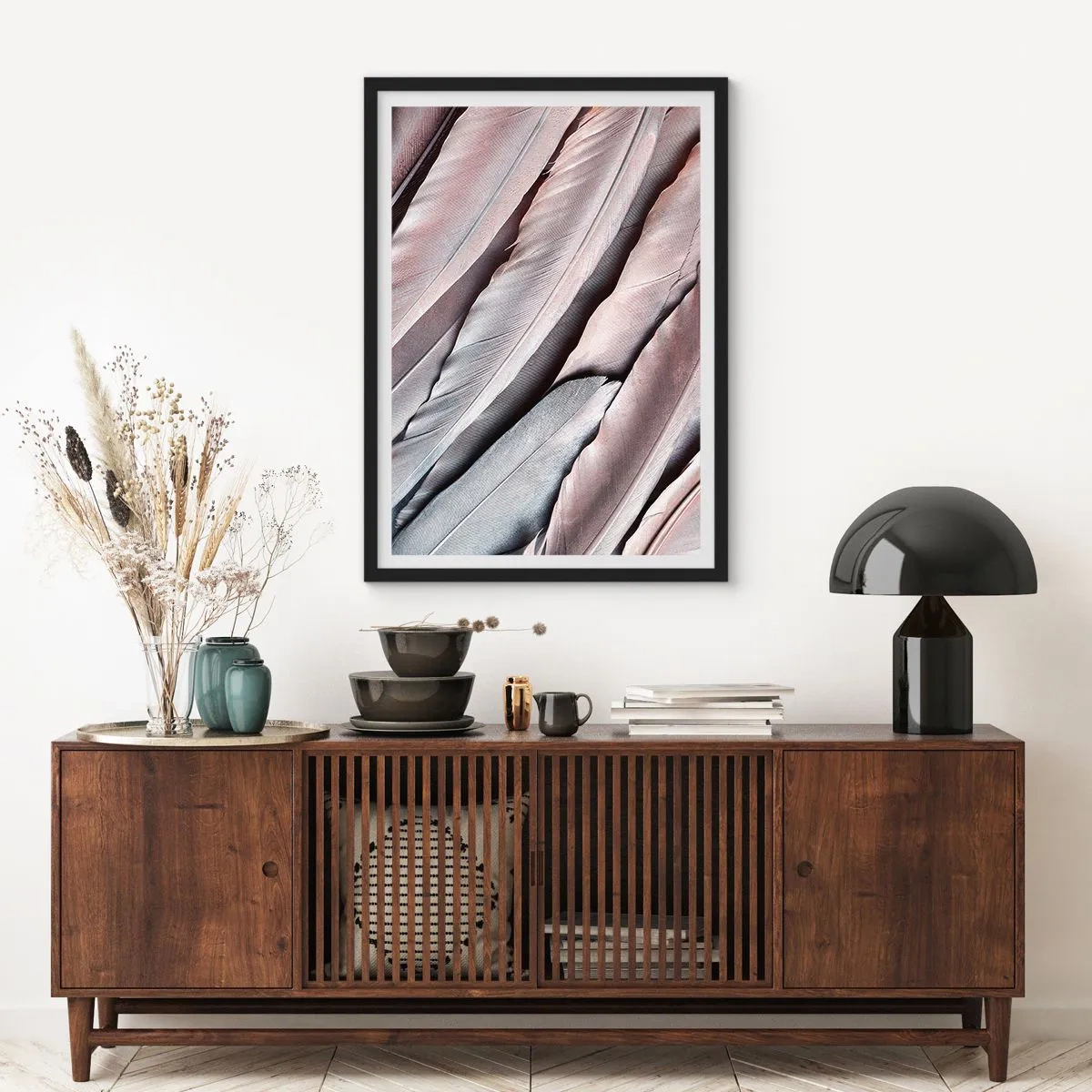 Plagát v čiernom ráme - Detailný záber na jemné, pastelové perie - 50x70cm - V ružovej a striebornej - Moderná nástenná dekorácia do obývacej izby a spálne ARTTOR