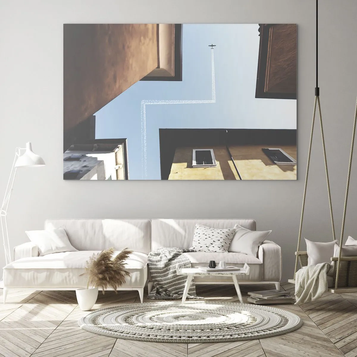 Obraz na skle - Lietadlo nad mestom z nádvoria medzi bytovými domami - 70x50cm - Nad mestským labyrintom - Moderná nástenná dekorácia do obývacej izby a spálne ARTTOR