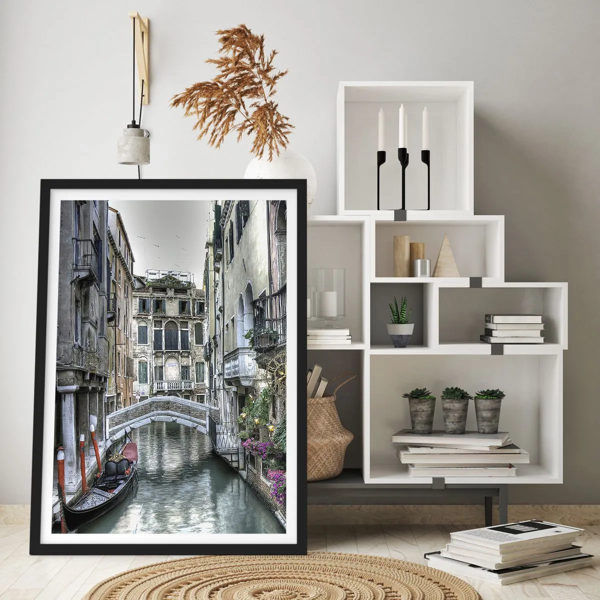 Plagát v čiernom ráme - Kanál v Benátkach s gondolou a mostom v pozadí - 50x70cm - Od storočí v tichom zamyslení - Moderná nástenná dekorácia do obývacej izby a spálne ARTTOR