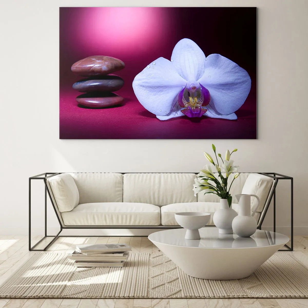 Obraz na skle - Biela orchidea a kamene na pozadí fialového svetla - 70x50cm - Štúdia sviežosti vo fialovej - Moderná nástenná dekorácia do obývacej izby a spálne ARTTOR