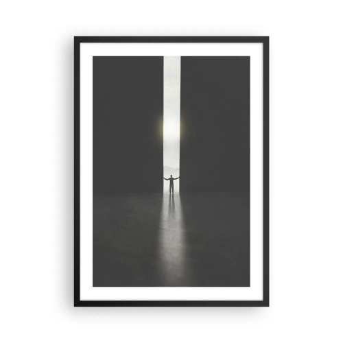 Plagát v čiernom ráme - Muž stojaci vo svetle trhliny v tmavom prostredí - 50x70cm - Krok k svetlej budúcnosti - Moderná nástenná dekorácia do obývacej izby a spálne ARTTOR