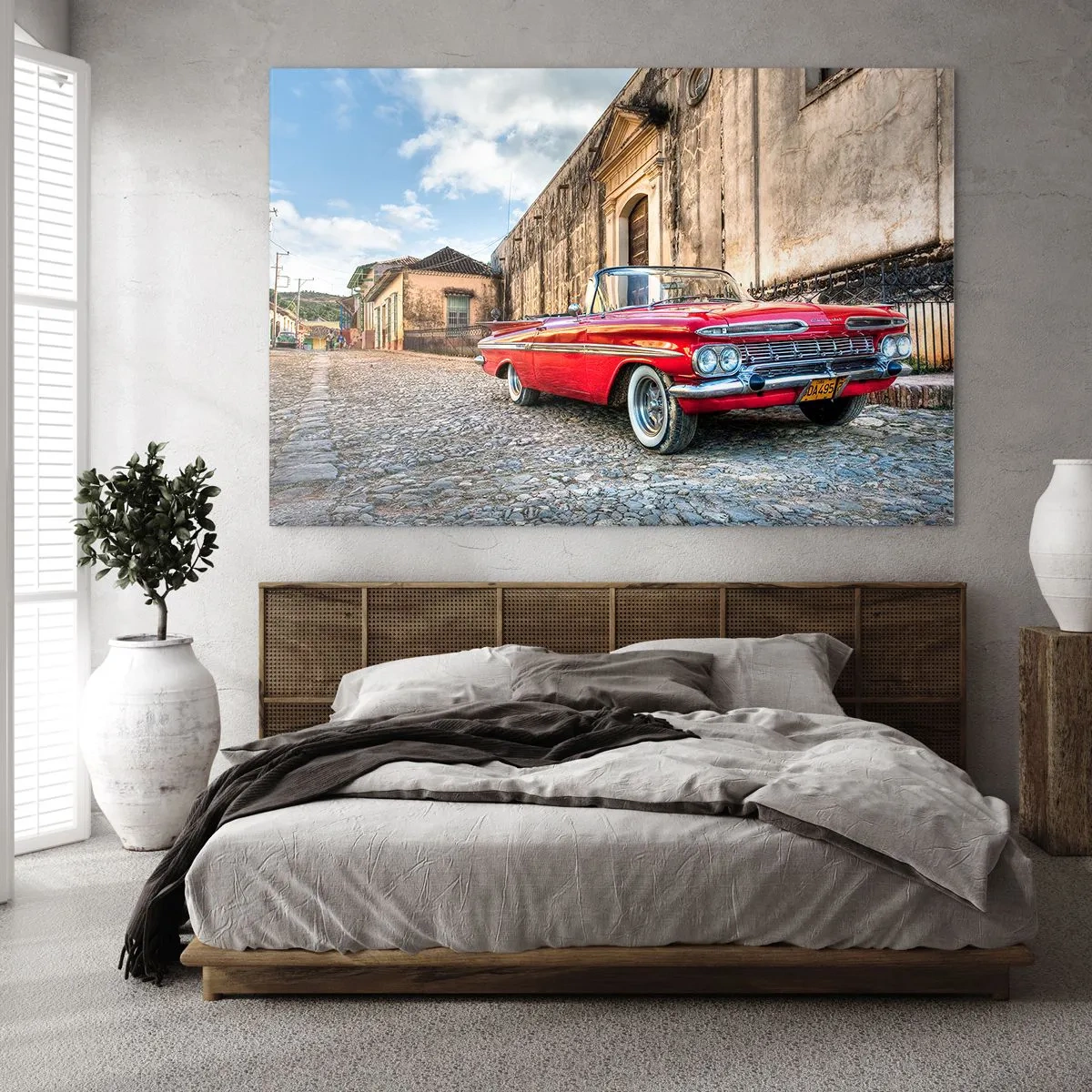 Obraz na skle - Klasický červený kabriolet na dláždenej ulici v retro prostredí - 70x50cm - Kubánske vzrušenie - Moderná nástenná dekorácia do obývacej izby a spálne ARTTOR