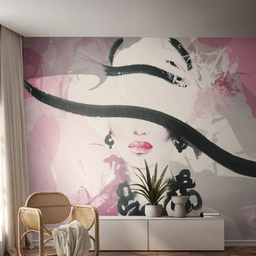 Fototapeta Standard Eco - Štýlová žena v klobúku na abstraktnom pozadí - 100x70cm - Portrét dámy v čiernej a ružovej - Moderná nástenná dekorácia do obývacej izby a spálne ARTTOR
