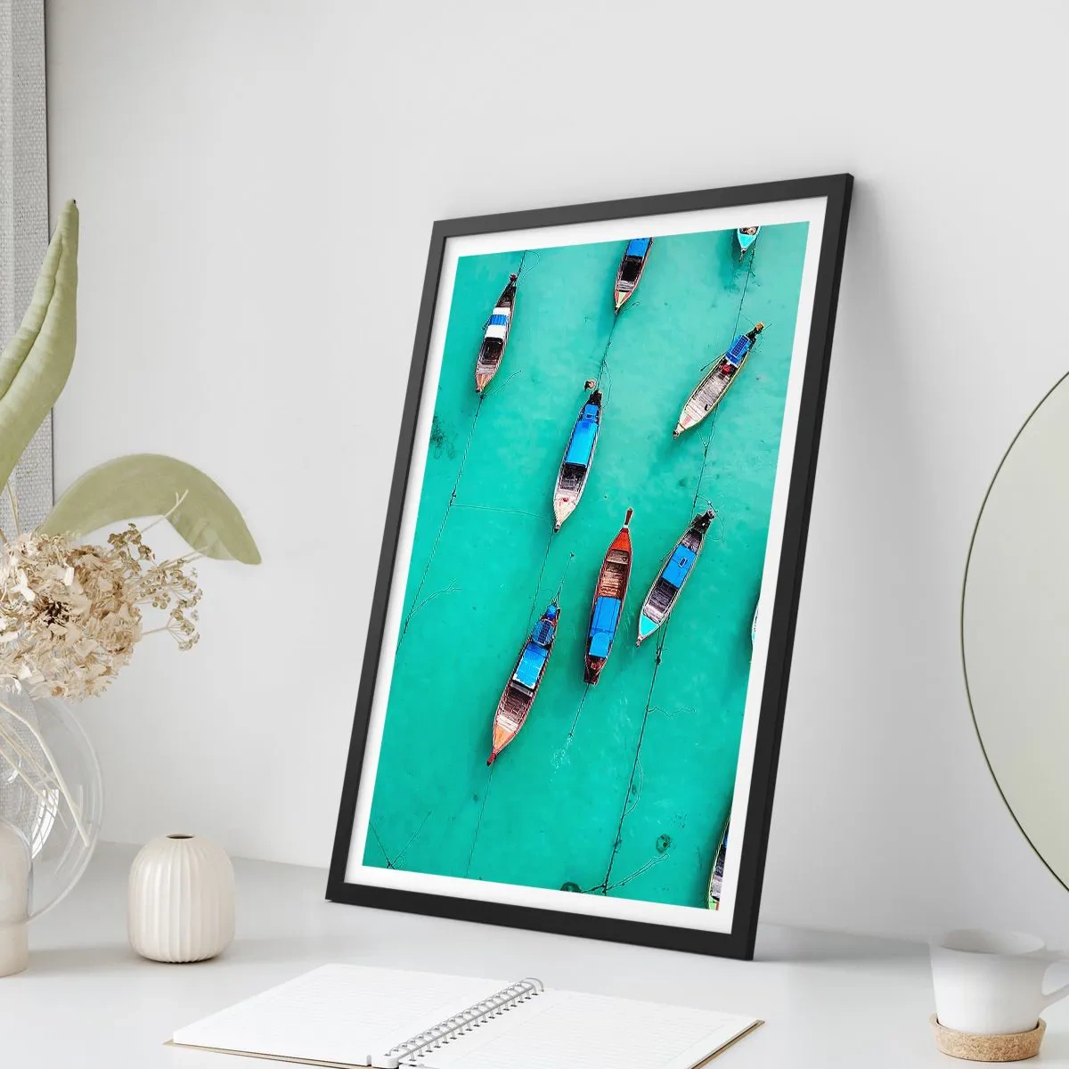 Plagát v čiernom ráme - Pohľad z vtáčej perspektívy na rybárske lode na tyrkysovej vode - 50x70cm - V radostnom očakávaní - Moderná nástenná dekorácia do obývacej izby a spálne ARTTOR