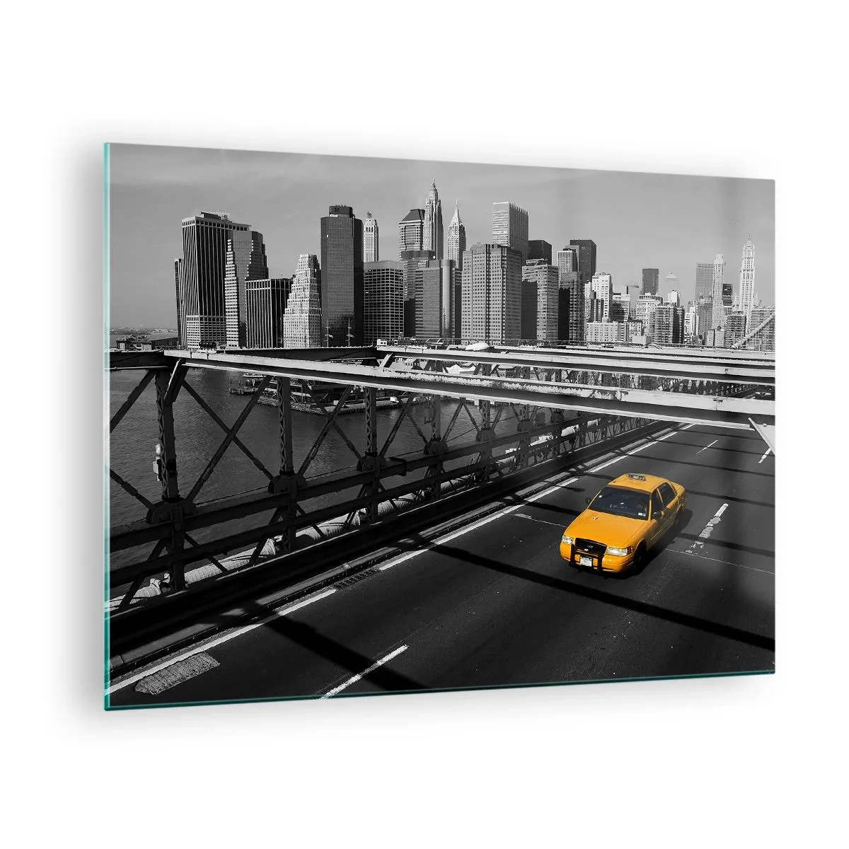 Obraz na skle - Žltý taxík na moste s výhľadom na Manhattan - 70x50cm - Farba veľkomesta - Moderná nástenná dekorácia do obývacej izby a spálne ARTTOR