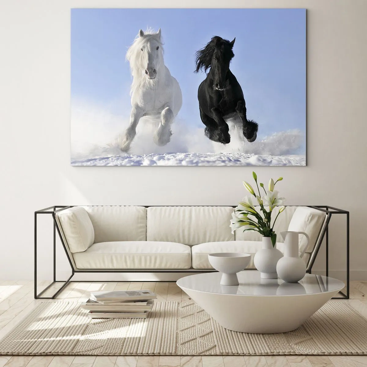 Obraz na skle - Čierny a biely kôň bežiaci cez sneh v zimnej krajine - 70x50cm - Čierno-biely cval - Moderná nástenná dekorácia do obývacej izby a spálne ARTTOR