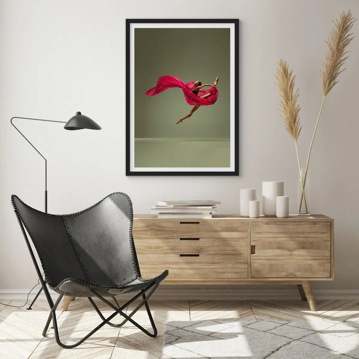 Plagát v čiernom ráme - Baletka v červenej látke predvádza dynamický skok. - 50x70cm - Tancujúci plameň - Moderná nástenná dekorácia do obývacej izby a spálne ARTTOR