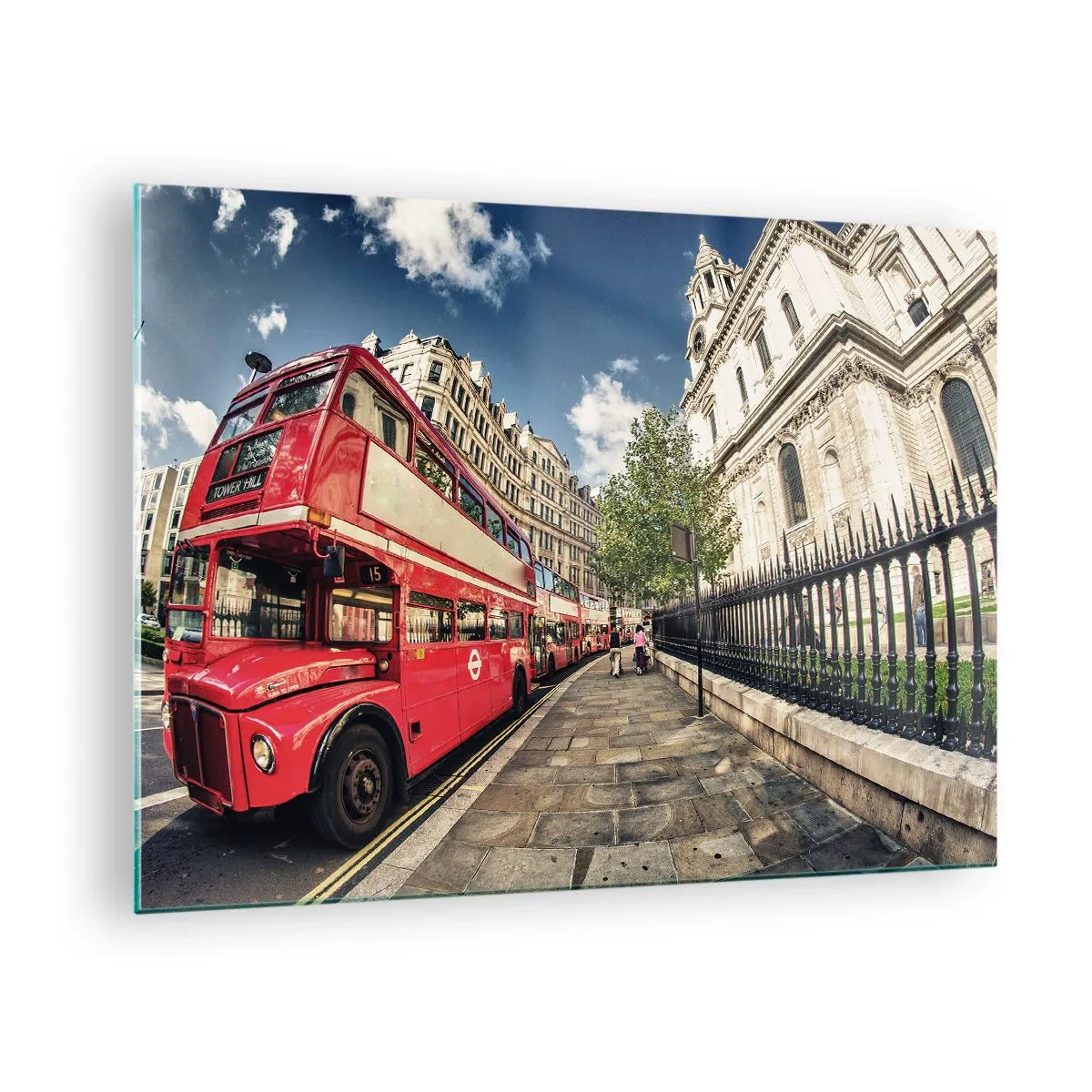 Obraz na skle - Červený dvojposchodový autobus v mestskom prostredí - 70x50cm - Londýnska ulica v sivej a červenej - Moderná nástenná dekorácia do obývacej izby a spálne ARTTOR
