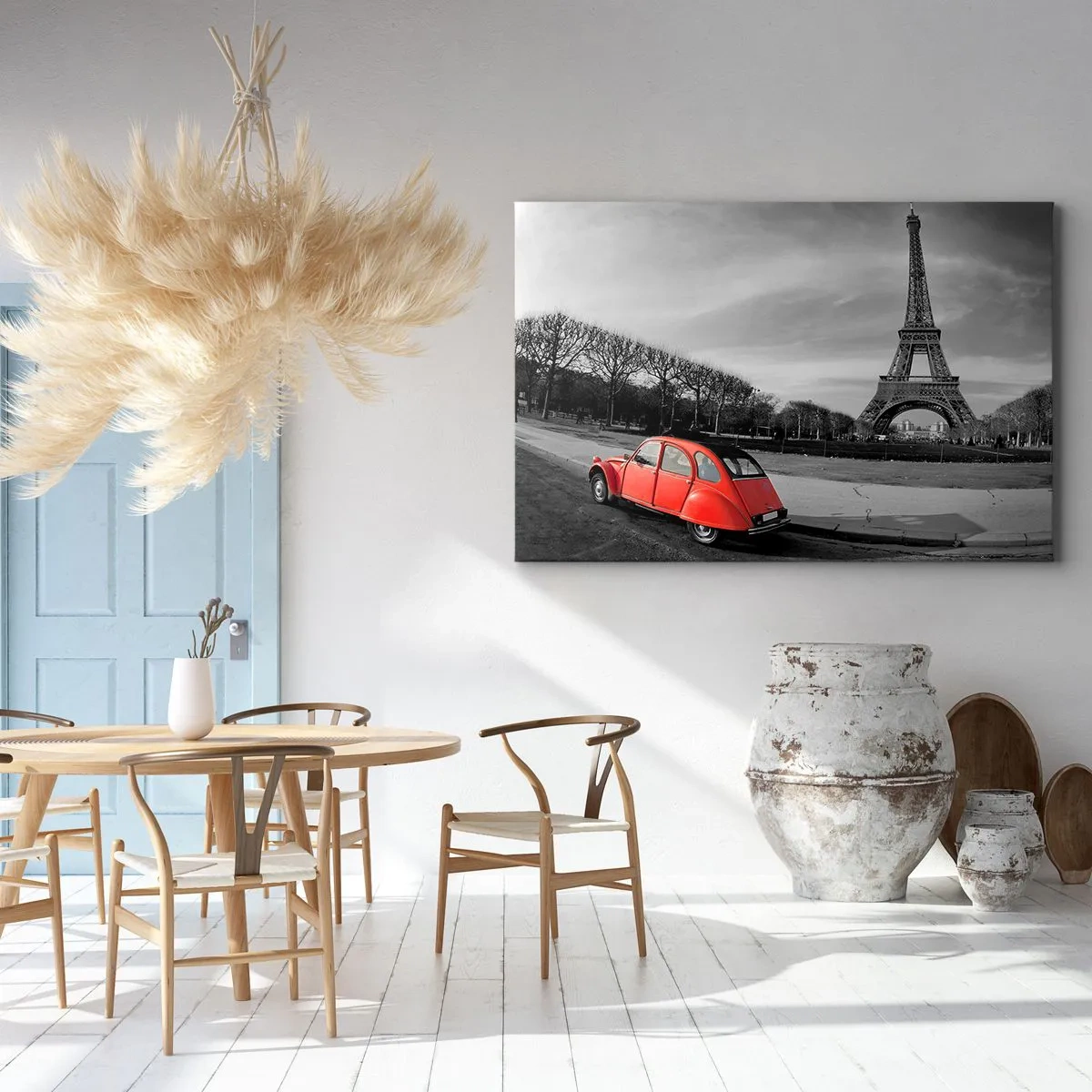 Obraz na plátne - Červené auto s Eiffelovou vežou v pozadí v čiernobielej krajine - 70x50cm - Viac parížske ako samotný Paríž - Moderná nástenná dekorácia do obývacej izby a spálne ARTTOR