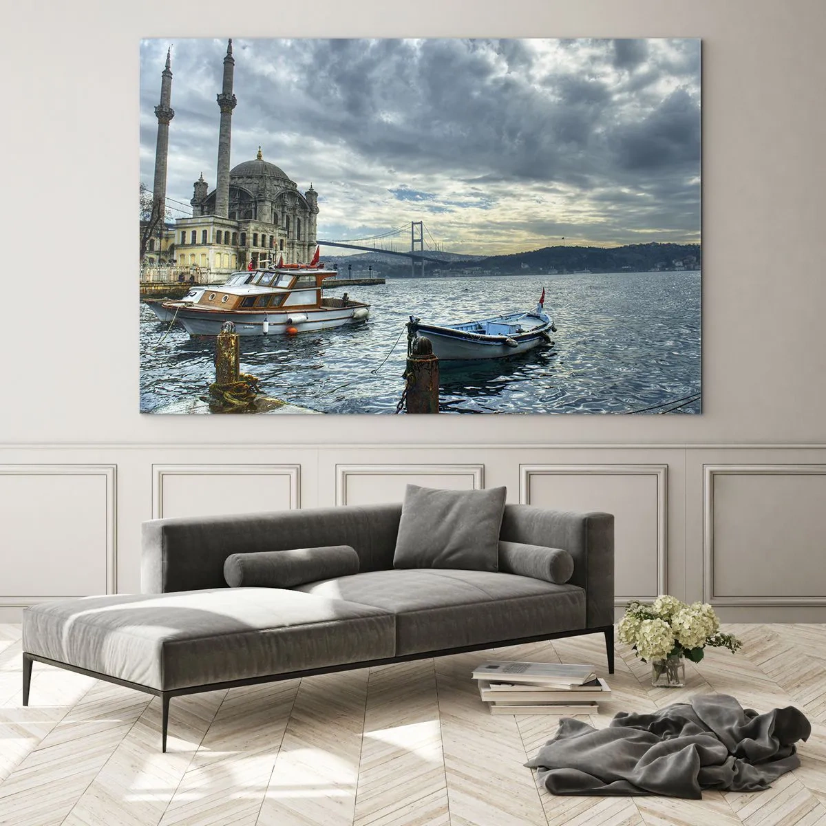 Obraz na skle - Pohľad na mešitu, most a lode na móle - 70x50cm - Na rozmedzí svetov - Moderná nástenná dekorácia do obývacej izby a spálne ARTTOR