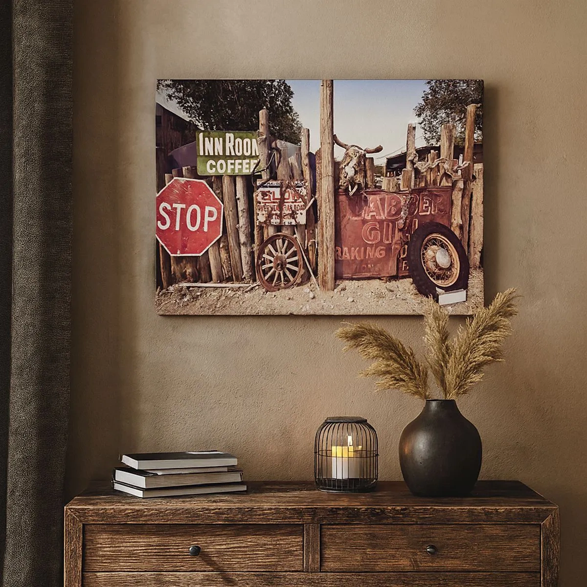 Obraz na plátne - Rustikálne dekorácie so značkami a kolieskom na plote - 70x50cm - A čas sa zastavil - Moderná nástenná dekorácia do obývacej izby a spálne ARTTOR