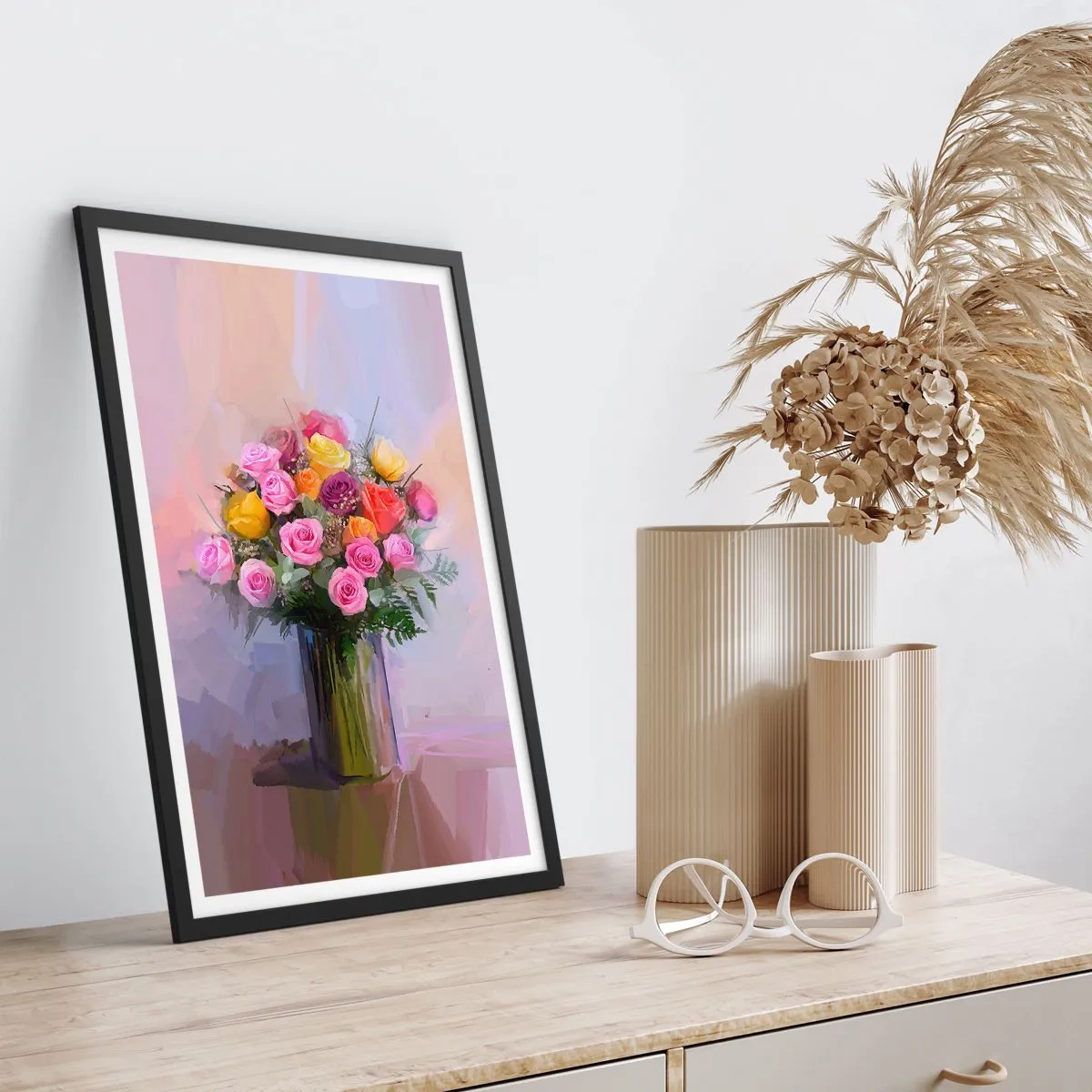 Plagát v čiernom ráme - Kytica ruží a kvetov v sklenenej váze - 50x70cm - Zachytená krása - Moderná nástenná dekorácia do obývacej izby a spálne ARTTOR