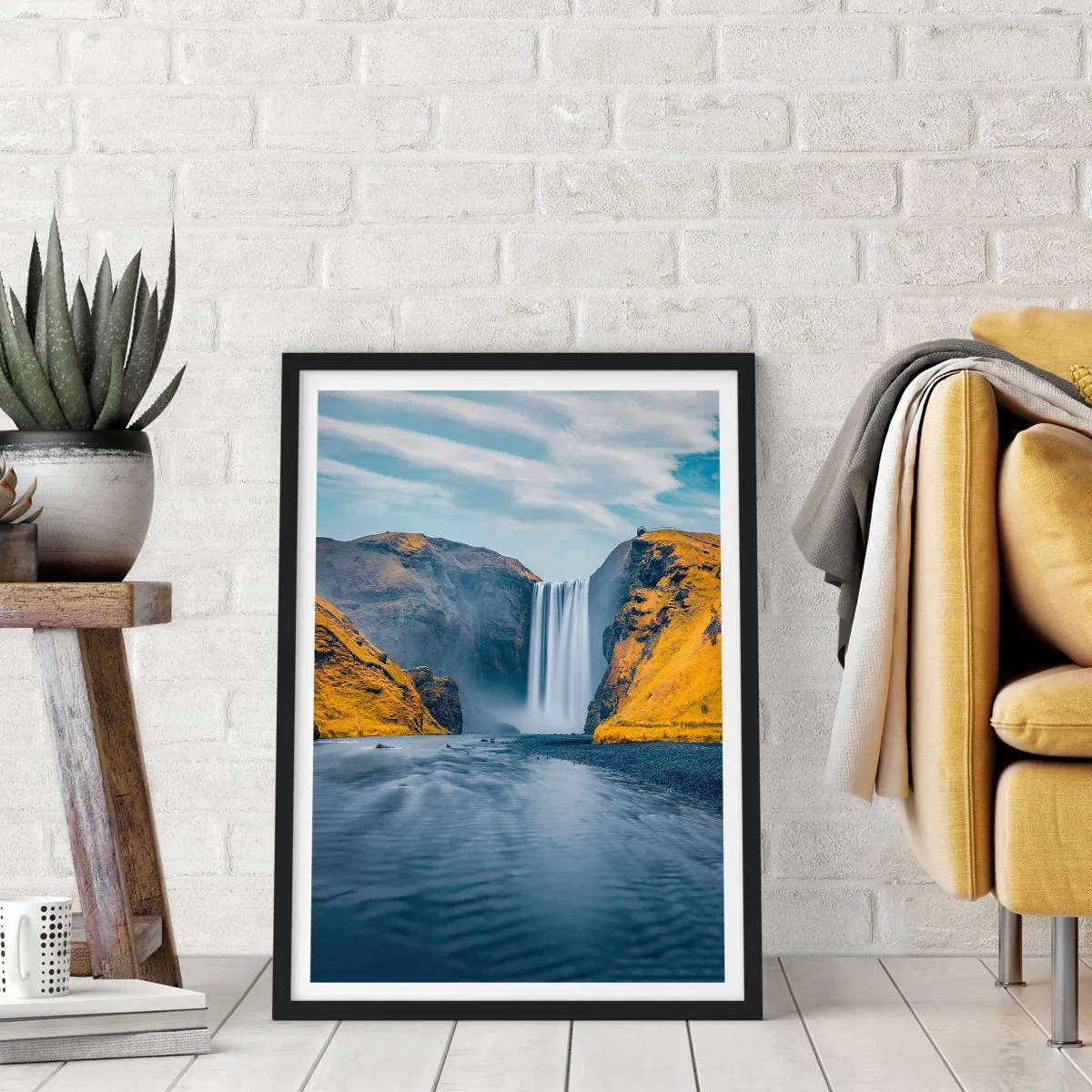 Plagát v čiernom ráme - Vodopád stekajúci z hôr obklopených zlatými svahmi - 50x70cm - Večné trvanie, večný pohyb - Moderná nástenná dekorácia do obývacej izby a spálne ARTTOR