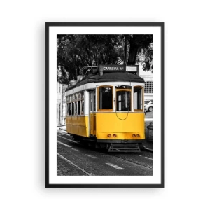 Plagát v čiernom ráme - Žltá električka na čiernobielom mestskom pozadí - 50x70cm - Fado v pozadí - Moderná nástenná dekorácia do obývacej izby a spálne ARTTOR
