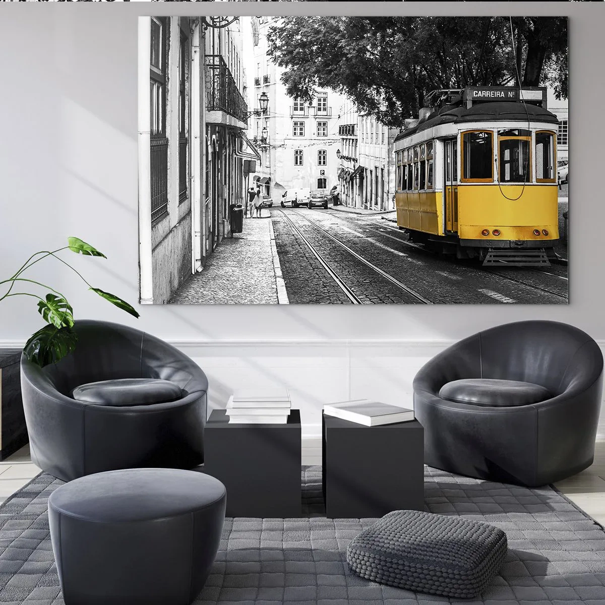 Obraz na skle - Žltá električka na pozadí čiernobielej ulice - 70x50cm - Fado v pozadí - Moderná nástenná dekorácia do obývacej izby a spálne ARTTOR