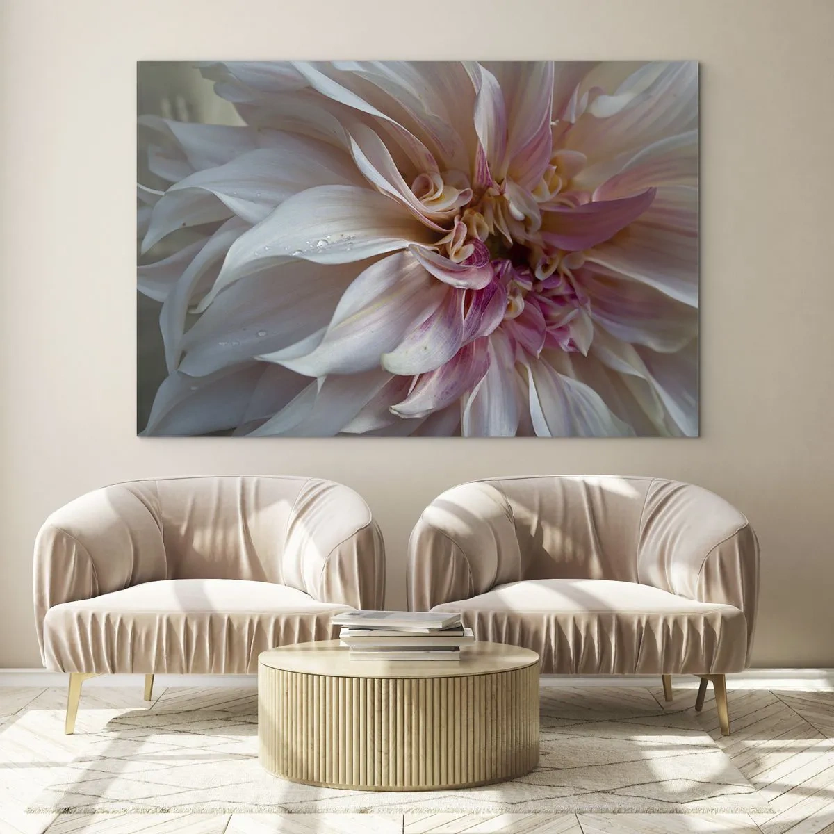 Obraz na skle - Detailný záber na ružovo-krémový kvet s kvapkami vody - 70x50cm - Kvitnúca sviežosť - Moderná nástenná dekorácia do obývacej izby a spálne ARTTOR