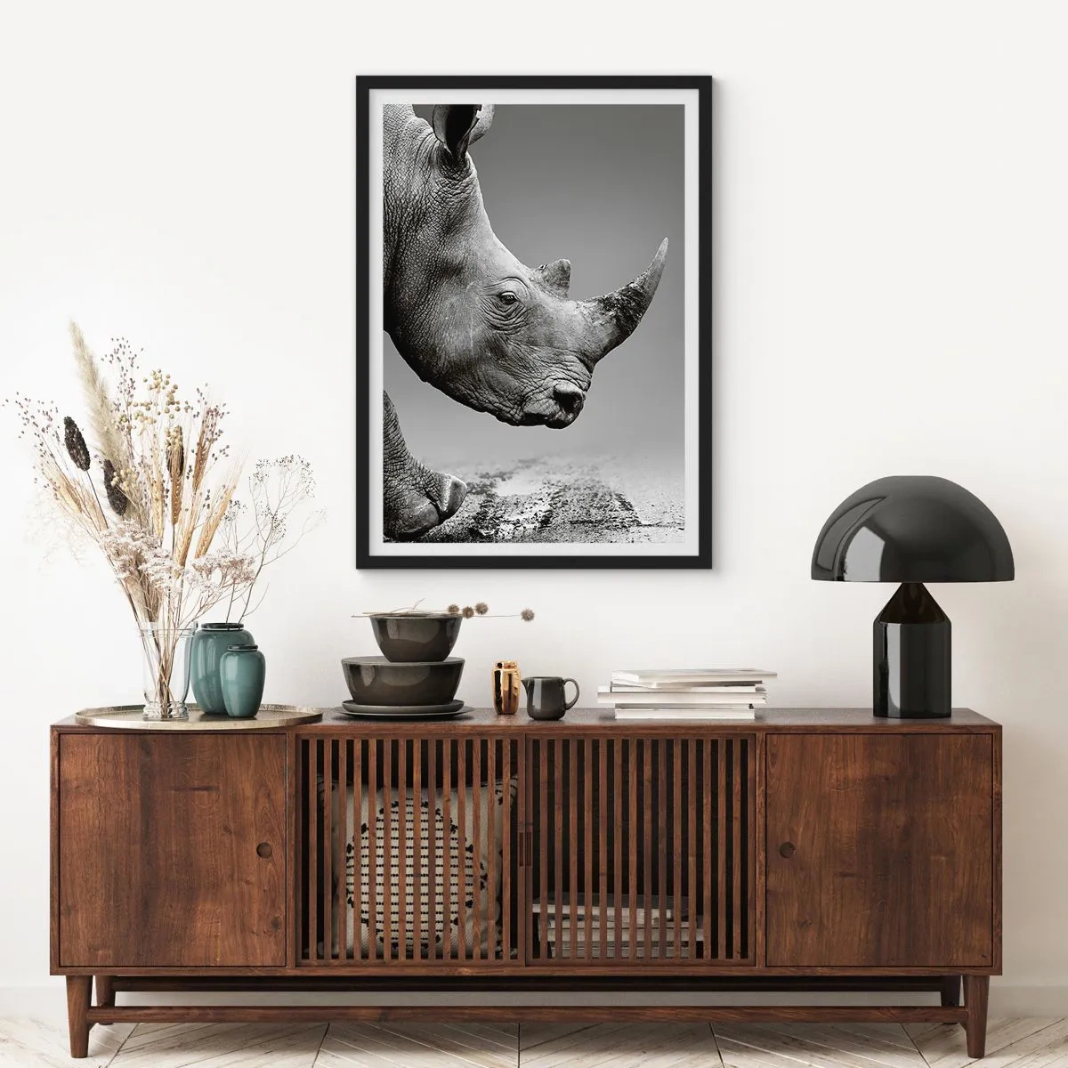 Plagát v čiernom ráme - Čiernobiely detailný záber na hlavu nosorožca - 50x70cm - Nezastaviteľná sila - Moderná nástenná dekorácia do obývacej izby a spálne ARTTOR