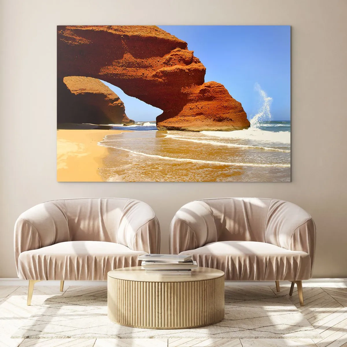 Obraz na skle - Červená skala sa klenie nad plážou a oceánom - 70x50cm - Voda a vietor po tisíce rokov - Moderná nástenná dekorácia do obývacej izby a spálne ARTTOR