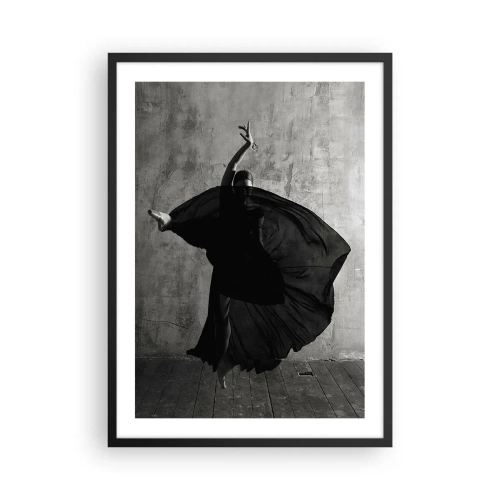 Plagát v čiernom ráme - Čiernobiely záber tanečníka v dynamickom pohybe na pozadí surovej steny. - 50x70cm - Plné vášne - Moderná nástenná dekorácia do obývacej izby a spálne ARTTOR