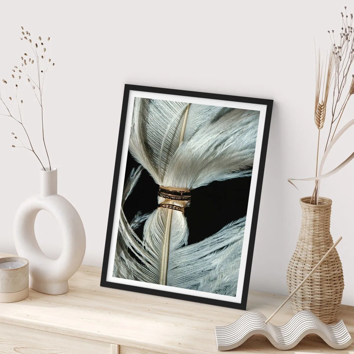 Plagát v čiernom ráme - Detailný záber na biele perie zviazané zlatou stuhou - 50x70cm - …a neopustím ťa…. - Moderná nástenná dekorácia do obývacej izby a spálne ARTTOR