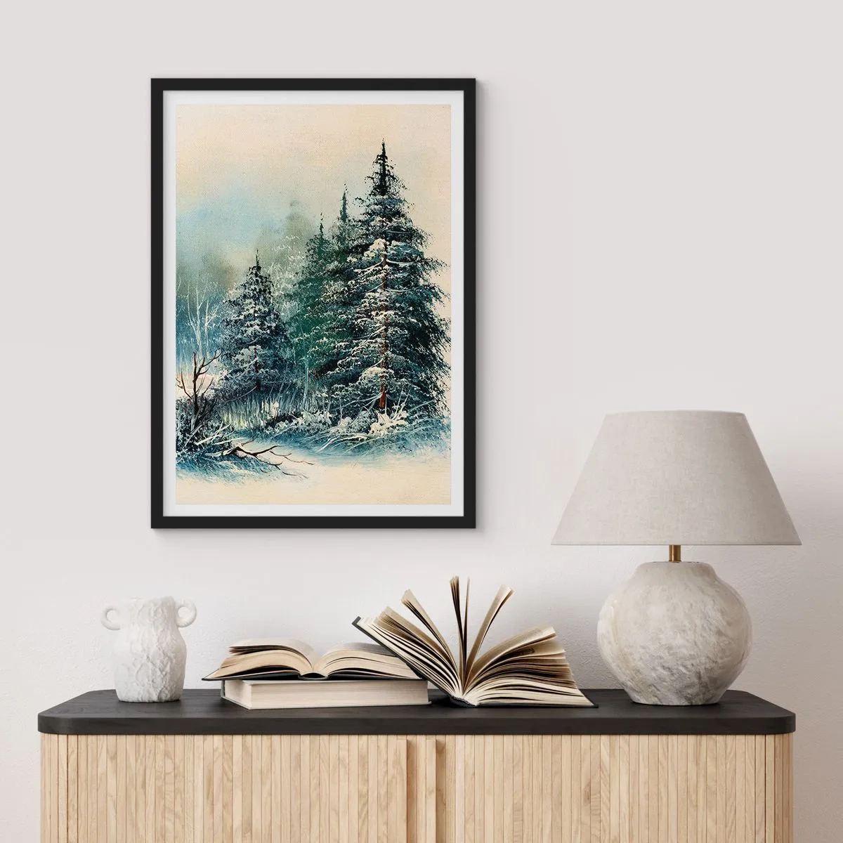 Plagát v čiernom ráme - Zasnežené stromy v zimnom lese proti pokojnej oblohe - 50x70cm - Pripravenie na Vianoce - Moderná nástenná dekorácia do obývacej izby a spálne ARTTOR