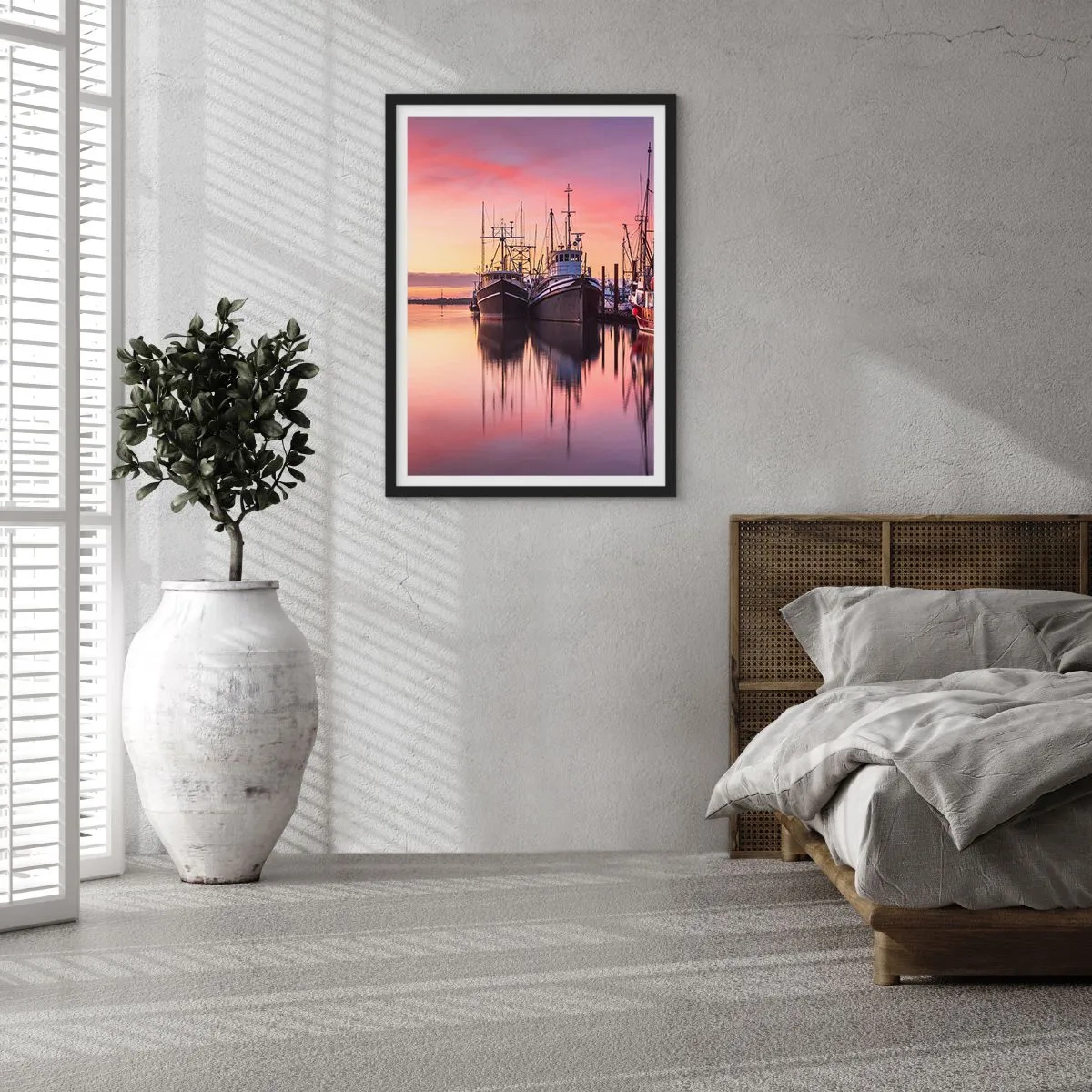 Plagát v čiernom ráme - Rybárske lode v prístave pri západe slnka - 50x70cm - Pred ďalším dňom - Moderná nástenná dekorácia do obývacej izby a spálne ARTTOR